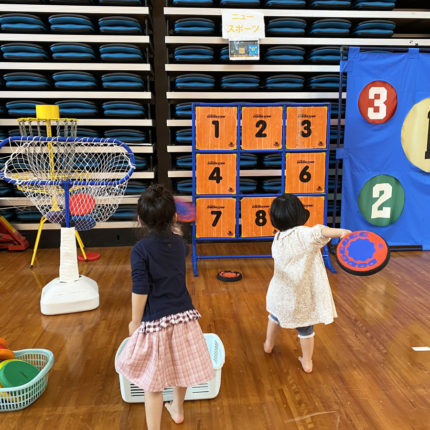 雨の日でも平気！ 大人も一緒に体を動かせる奄美体験交流館